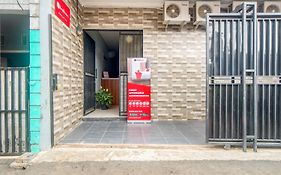 RedDoorz near Graha Cijantung Mall