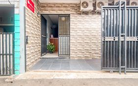 RedDoorz near Graha Cijantung Mall